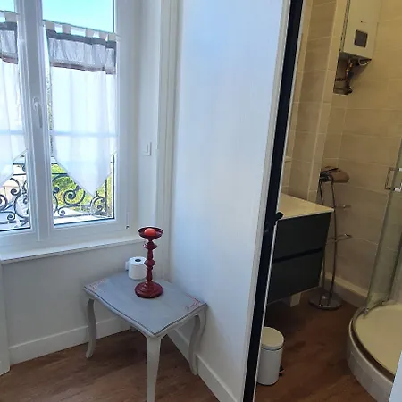 לינה וארוחת בוקר Joyeux Reveil 3*