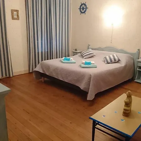 Joyeux Reveil לינה וארוחת בוקר