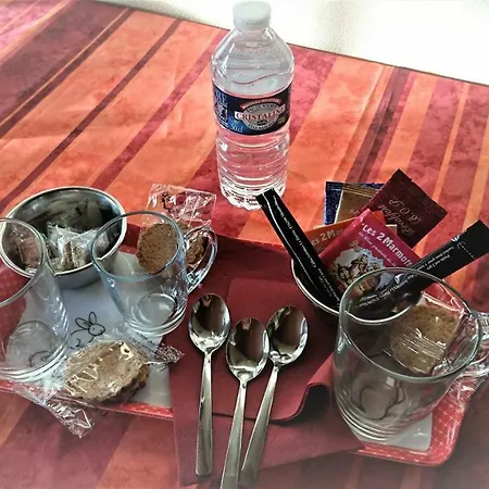 Joyeux Reveil לינה וארוחת בוקר 3*